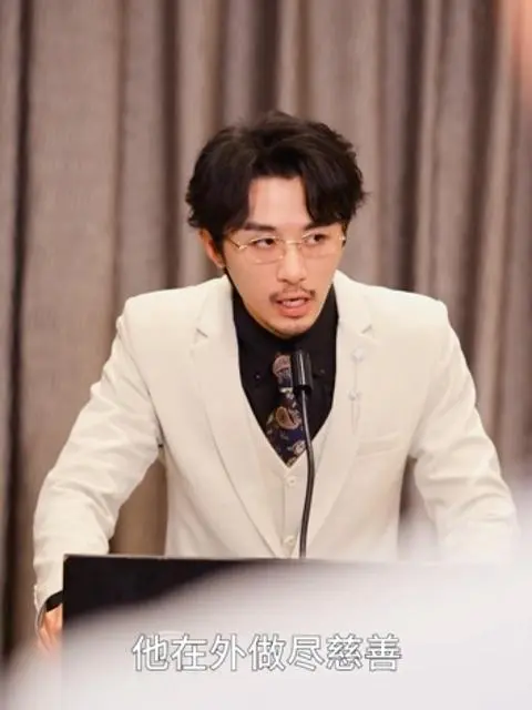 The Double-Faced Housewife