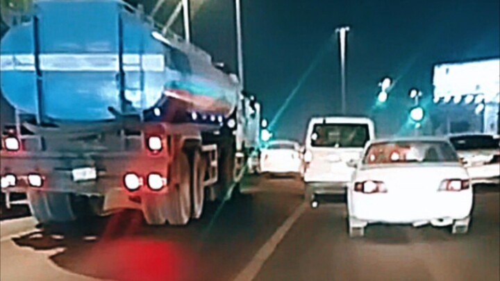與卡車司機一起誦讀《古蘭經》
