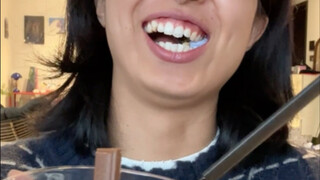 ชามโยเกิร์ตเล่าเรื่องตลกให้ฉันฟังในปาก