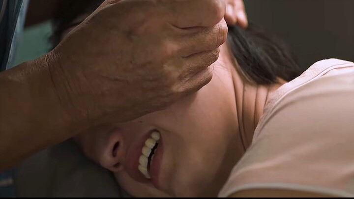 بزعم تنظيف أذن الفتاة، قام العميد فعليًا بإدخال يده داخل ملابسها.