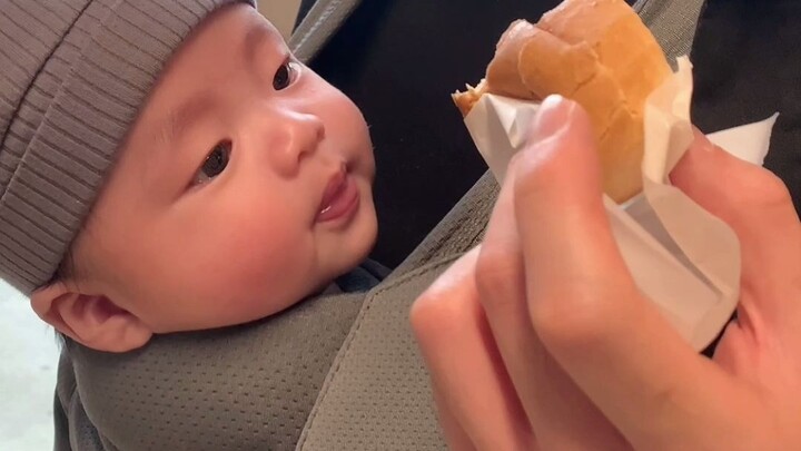 三个月大就会嘴馋的人类幼崽太可爱了哈哈