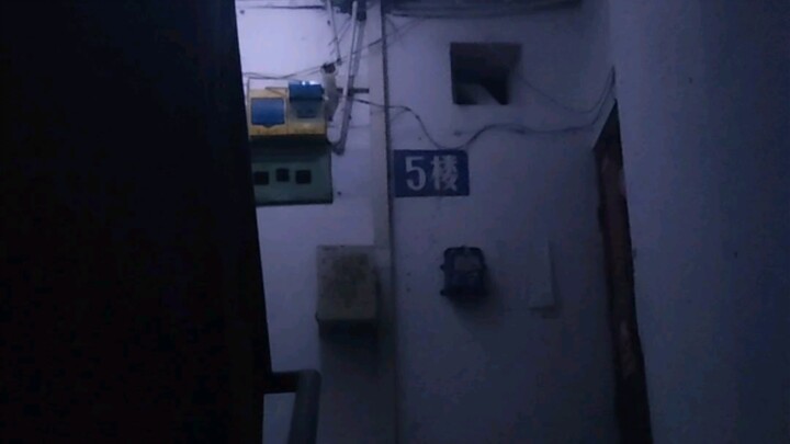 บันไดนรกในชุมชนก็เหมือนตกนรกทุกคืนที่ฉันลงบันไดไป