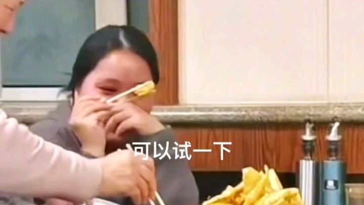 Cô nàng “Tiểu Thố Đô” miền Nam đặt một đĩa rau củ chiên giòn, mà lượng thức ăn nhiều quá chẳng thể n