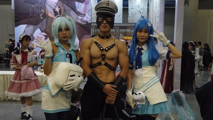 Van-style muscle guy hits on a 2233 girl at the Ningbo Comic Con