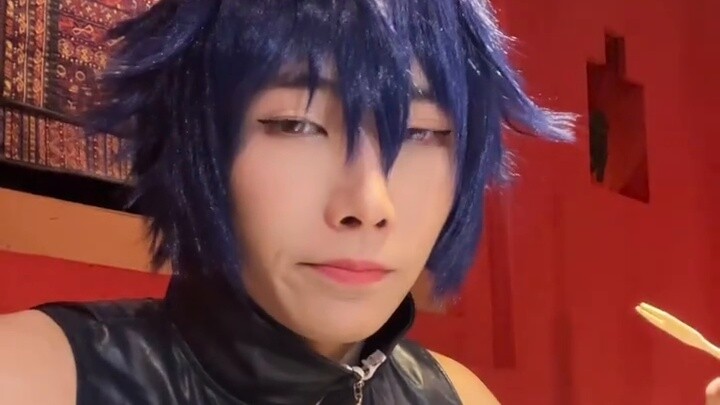 Ketika guru muncul di kelas tari rumah mengenakan kostum COS, terlihat jelas bahwa para siswa belaja