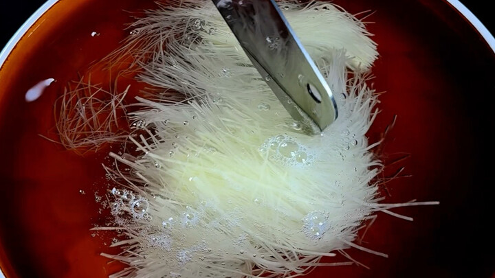 Cut the shredded potatoes into an un-eatable-looking shape #ShreddedPotatoes #EatingWithRitual #Knif