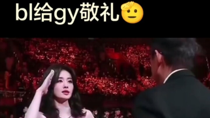 Tại Lễ trao giải Weibo, Bạch Lộc và Cung Vũ cùng chào rồi bắt tay, đúng chuẩn khí chất nữ chính văn 