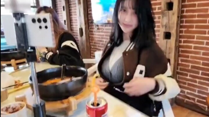 Nianjiang is seriously huge—Qianqian: This is really boring.