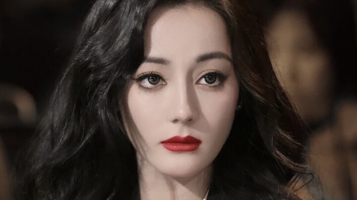 A camera can be warm and human, but this dozen-minute gaze is rife with malice—silent bullying!