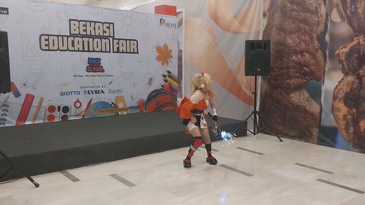 coswalk di Revo bekasi education fair!!tapi lampunya telat nyalaa 😭😭🙏