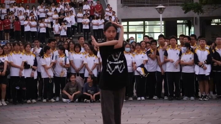 哇！太帅了吧！！「aespa柳智敏2021mama开场舞」高中生在社团招新大会上“强行翻跳”