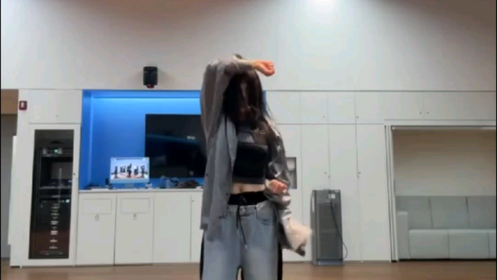 NMIXX's Jang Kyu-jin Live Covers Stray Kids' "Chk Chk Boom"