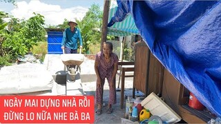 Không để bà Ba lo lắng khi trời mưa. Nền nhà xong các chú từ thiện tranh thủ dựng nhà liền.