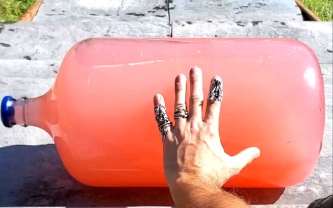 การแข่งขันทุบขวดบนบันไดให้ระเบิด