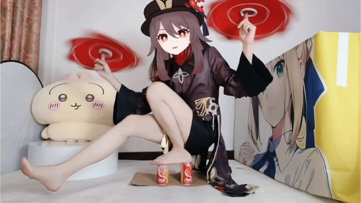 Một chân đạp lon nước, tay xoay khăn quàng