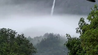The waterfall plunges three thousand feet! I began to understand Li Bai's romance