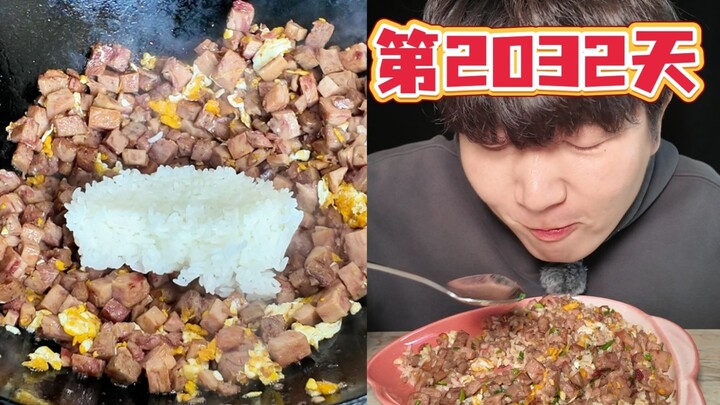 مقادير كاملتان من لحم الغداء مع نصف وعاء صغير من الأرز—هذا ليس أرزًا مقليًا بلحم الغداء، بل لحم الغد