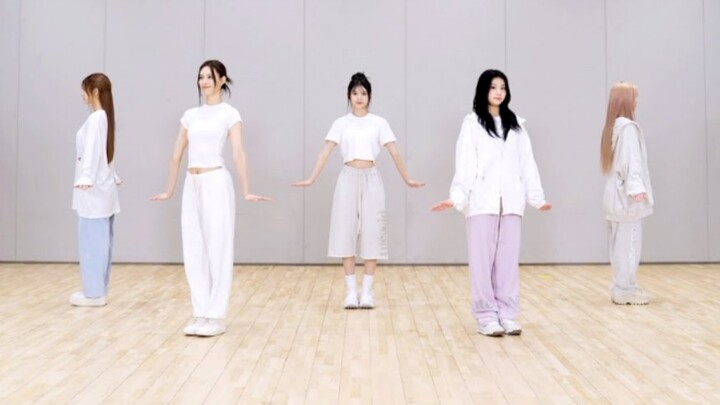 ILLIT's "Tick-Tack" practice room unveiled!