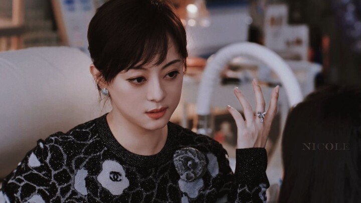 Cái nhấc tay đó đâu phải là lời xin lỗi, mà là: “Em gái ơi, em còn phải luyện thêm nữa!” Tôn Lệ đúng
