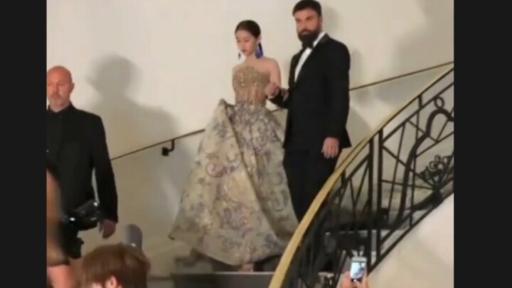 Mặc trang phục như trong video mà bước trên thảm đỏ thì chắc chắn sẽ gây choáng ngợp cho cả khán phò