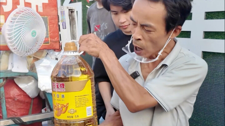 Chicken Cutlet Brother Responds to Netizens’ Doubts: The Oil He Uses Is the Same One His Family Eats