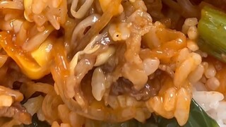 A 19-year-old Japanese student earns 30 yuan a day through live streaming. What does he eat at a 7-1