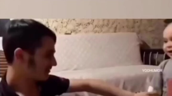 Ketika kamu bercanda dengan anakmu dan sengaja memukulnya...