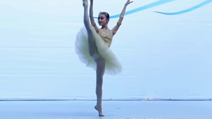 Một bé gái 11 tuổi với 1,5 năm kinh nghiệm học ballet đang nhảy biến thể tambourine nữ của "Esmerald