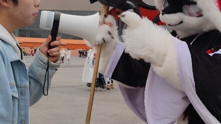 “Cho phép chôn cất Cục Cục, em là fan nhỏ của anh, anh có biết em không?” “Cút đi.”