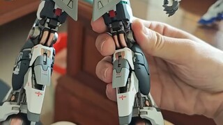 Kaki ini sangat tampan, bukan?