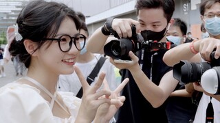 Keterlaluan! Ada yang difoto dengan giginya diacungkan ke arah mereka saat mengunjungi sebuah konven