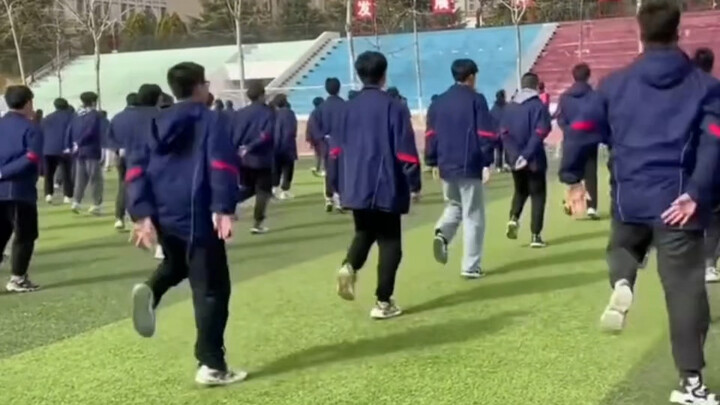 Điểm danh những vũ công đầy tâm hồn luôn xuất hiện khắp khuôn viên trường: “Đoạn đường nửa đời” – bả