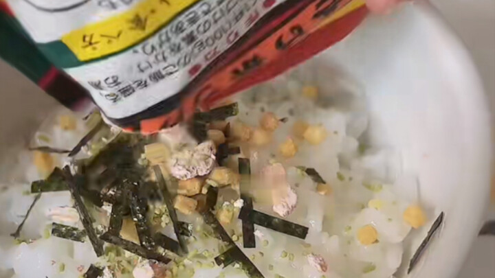 Tasting Japanese tea-infused rice—after this, I might not even have the energy to hang myself!