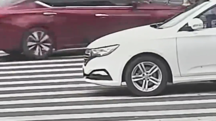 An electric scooter recklessly ran a red light and was sent flying by a car. In the end, the traffic