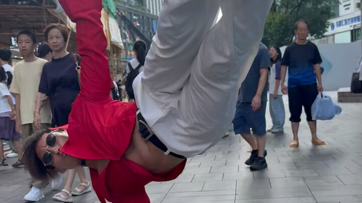 Bukan di arcade The King of Fighters, melainkan di jalanan kota. Hari ini, kobaran api Yami no Kyo t