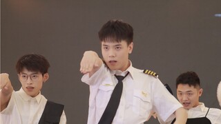 Versi pramugari dari "I AM" milik Ahn Yu-jin