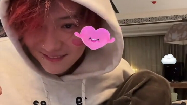 After Huang Zitao saw the comments under Lu Han’s livestream, he had to go live himself right away. 