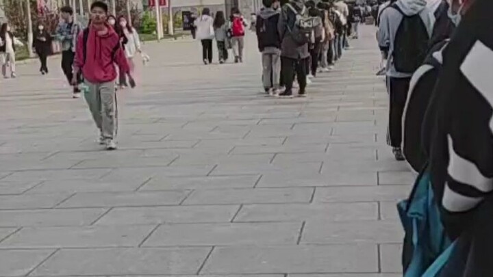 Học sinh đi lại trong khuôn viên, xếp hàng chen lên xe buýt gây tranh cãi