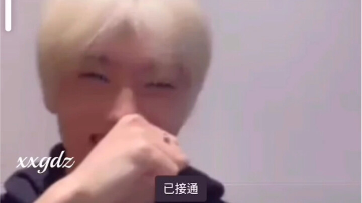 【توقيع نسخ NCT بارك جي سونغ】 أحد النجوم يضحك بشدة خجلًا عندما يسمع نغمة الرنين التي غناها بنفسه