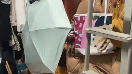 Thợ hàn điện ở ký túc xá nữ, buồn cười quá!