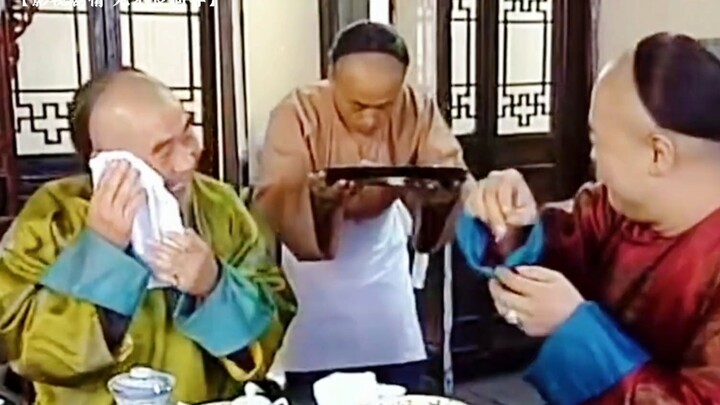 الخادم الكبير لي ليان يينغ يحمل تسيشي على ظهره بينما تأكل فطيرة لحم الضأن، حقًا إن كبير الخدم هذا جا