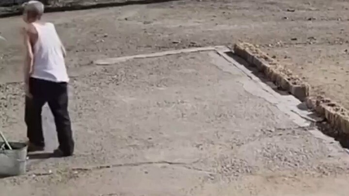 Gadis itu dikejar oleh “anjing besar”, tapi kakeknya di sampingnya malah pura-pura tak melihat—anjin