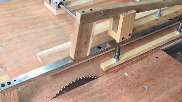 I made a sliding table saw at home, which is much cheaper than selling it outside