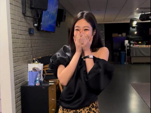 Look at how they’ve coaxed Jennie! 🤣 What a lovely production team!