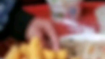 الغيوم البيضاء شامخة ونقية، لا تسقط في العالم الدنيوي.