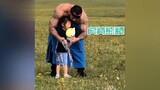 内蒙古父女在草原上游玩，网友看到父亲身材顿时懵了：真是父爱如山