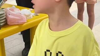 32度的高温小朋友坚持排队，排到所有人都回家乘凉了，他也不愿意回家，坚持就是胜利