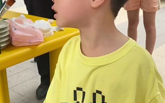 32度的高温小朋友坚持排队，排到所有人都回家乘凉了，他也不愿意回家，坚持就是胜利