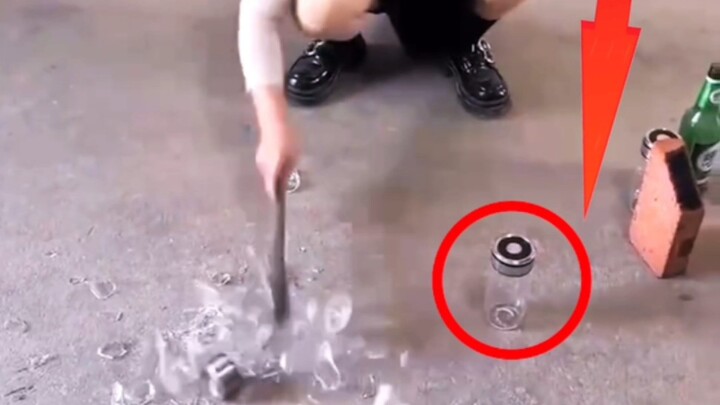 احرص على السلامة عند كسر كوب الزجاج!