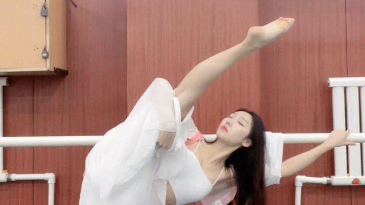 2022-11-12 Chichi live broadcast barefoot splits warm-up
